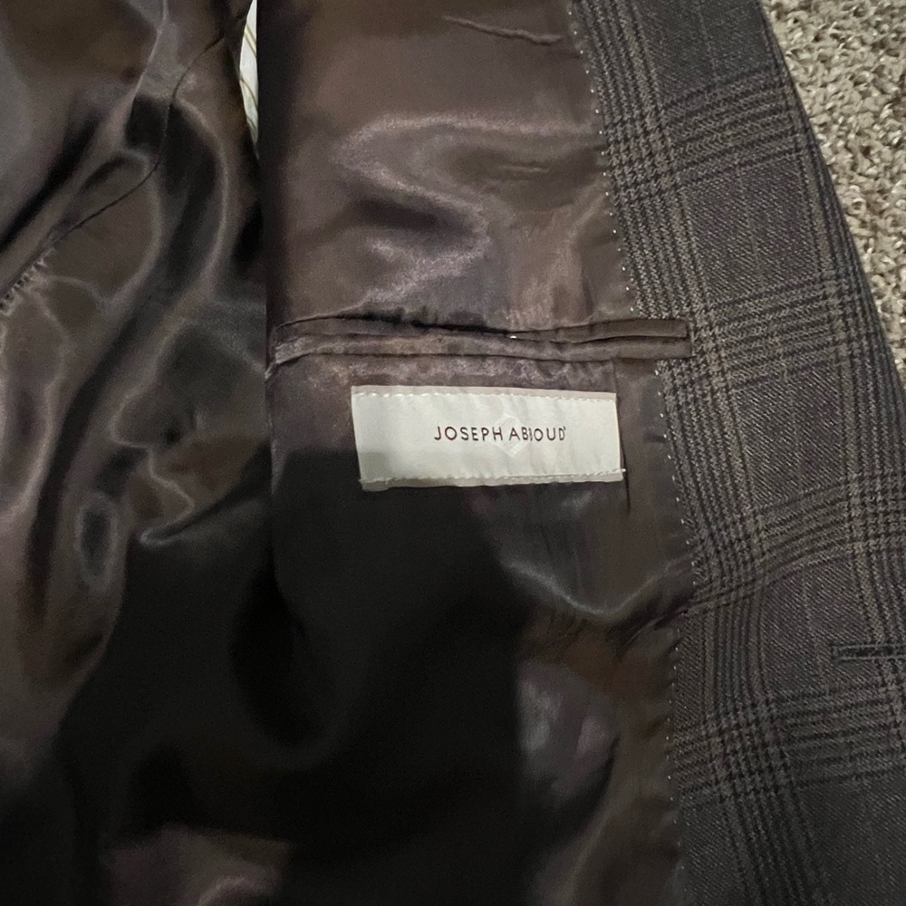 Sport coat. Two button double vent. No issues. Just too big for me